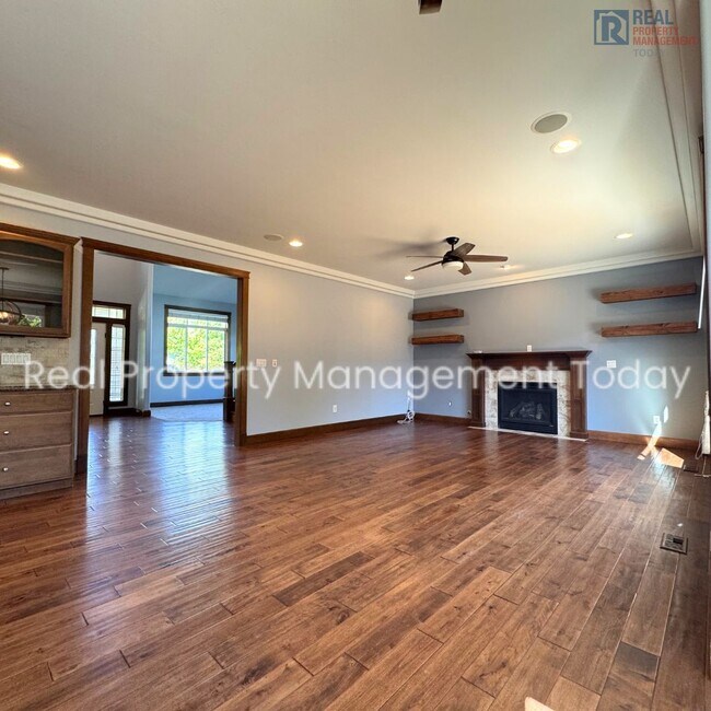 Foto del edificio - 5 Bedroom + 3 Car Garage Near Puyallup Hig...
