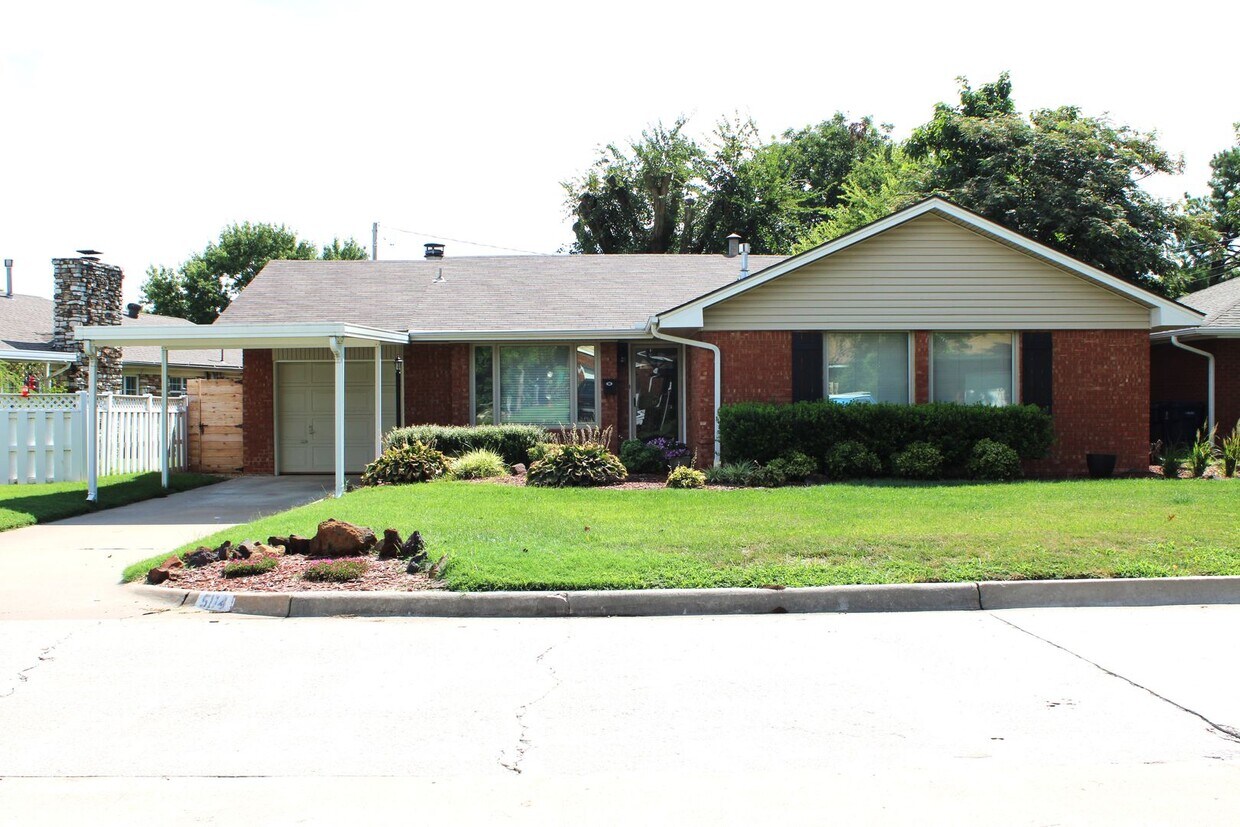 Primary Photo - Charming 2 bedroom close to Highways, shop...