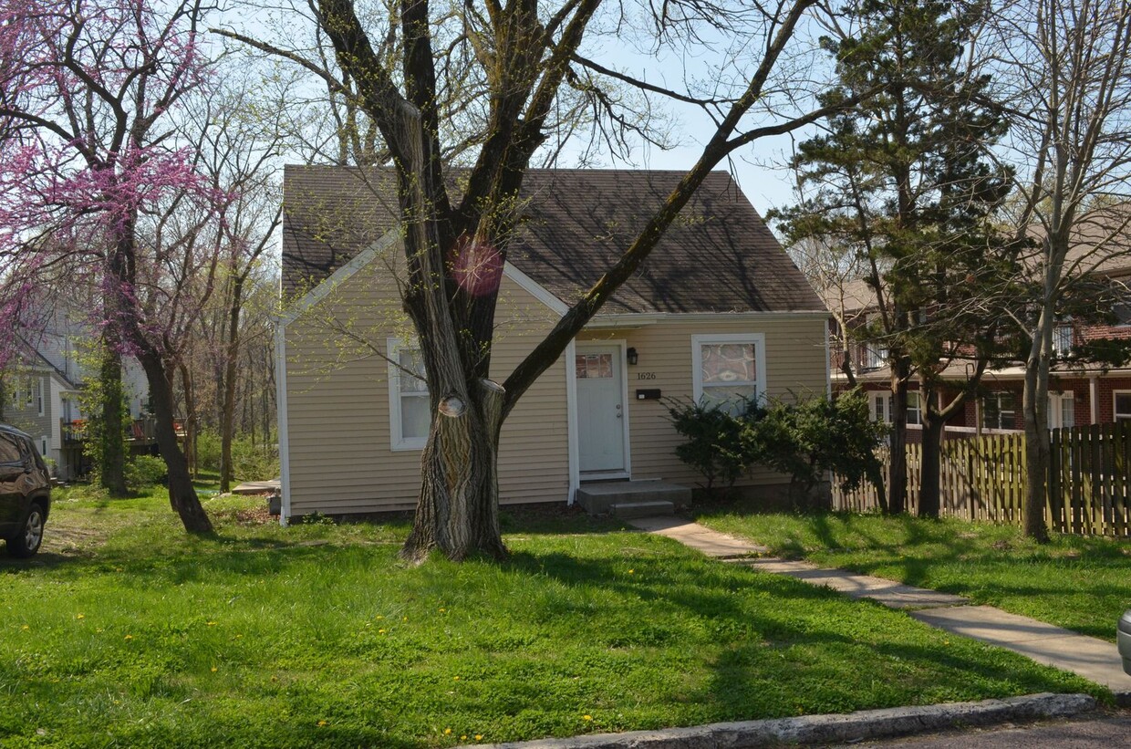 Primary Photo - 2 Bedroom House- Steps from Boone Hospital.