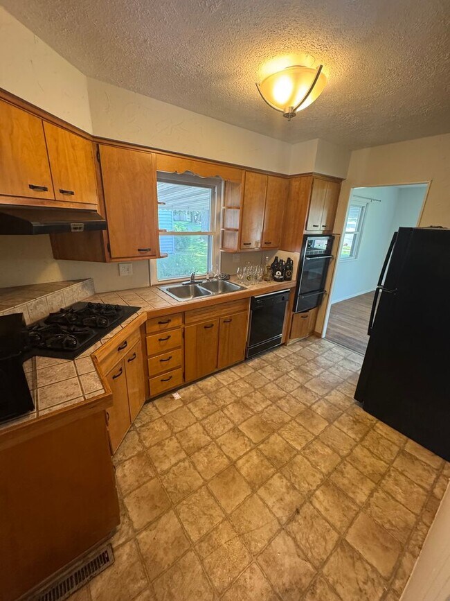 Foto del edificio - Two Bedroom Single Family Home with Fenced...