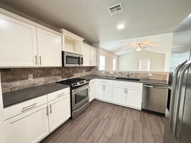 Building Photo - Awesome home with community pool!