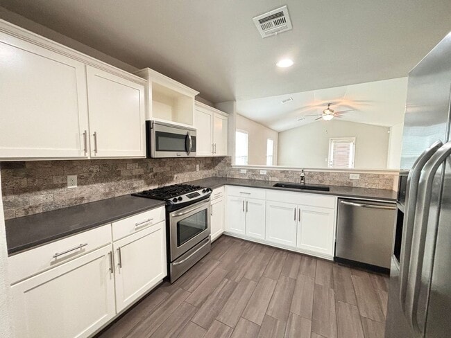 Foto del edificio - Awesome home with community pool!