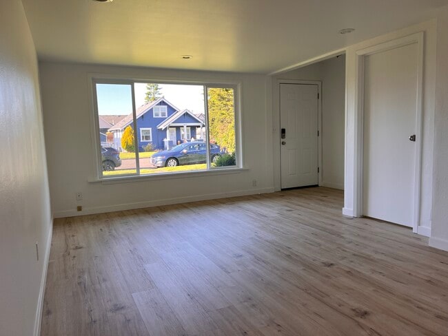 Building Photo - 916 6th Ave SW