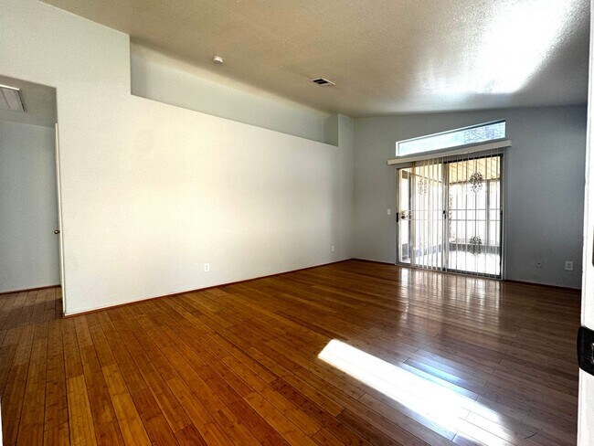 Foto del edificio - SINGLE STORY HOME W/ 2 BEDROOM 2 BATH 2 CA...
