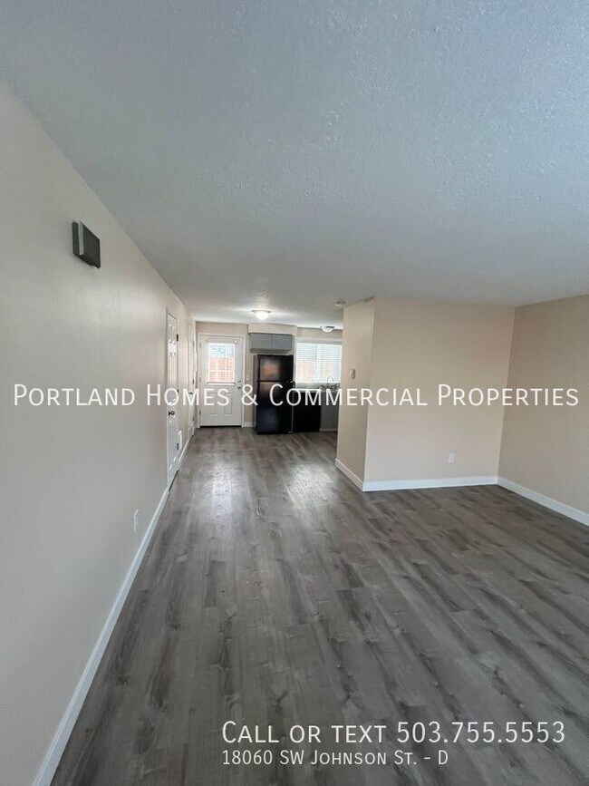 Building Photo - Aloha Townhouse-style Plex With Large Back...
