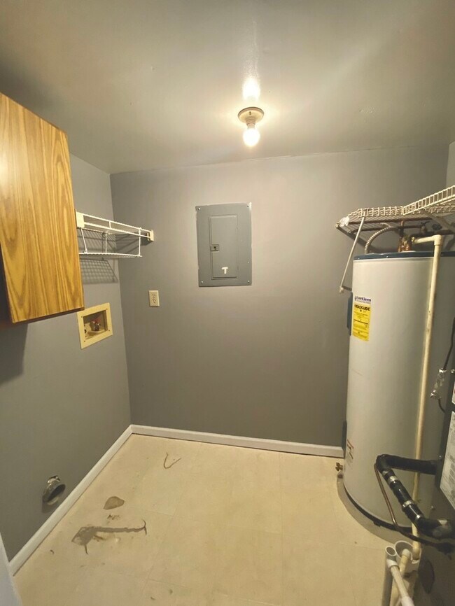 Building Photo - Updated 2 Bedroom Fairfield Condo