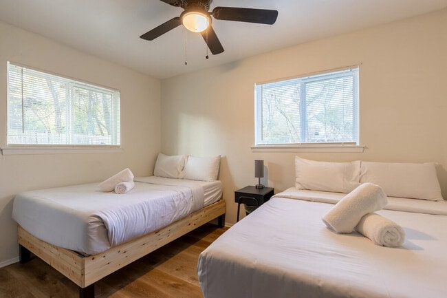 Building Photo - 3210 Northeast Dr