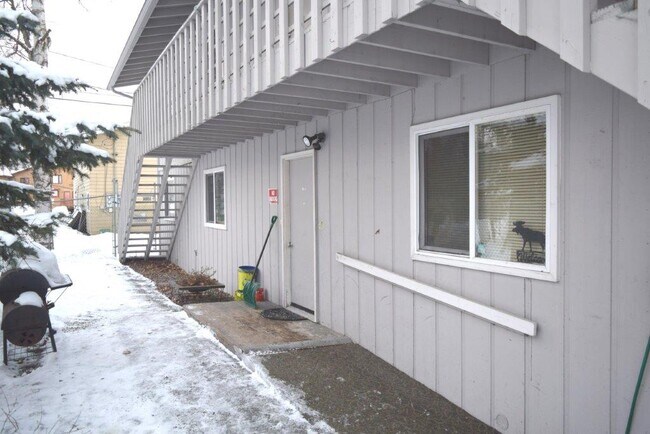 Entry - 810 Irwin St