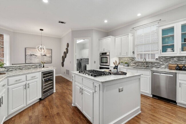 Foto del edificio - 433 Martel Ln
