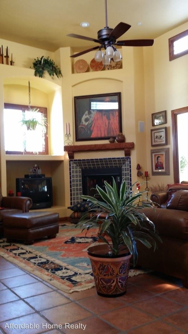 Building Photo - 3 br, 3 bath House - 323 E Cambridge Dr