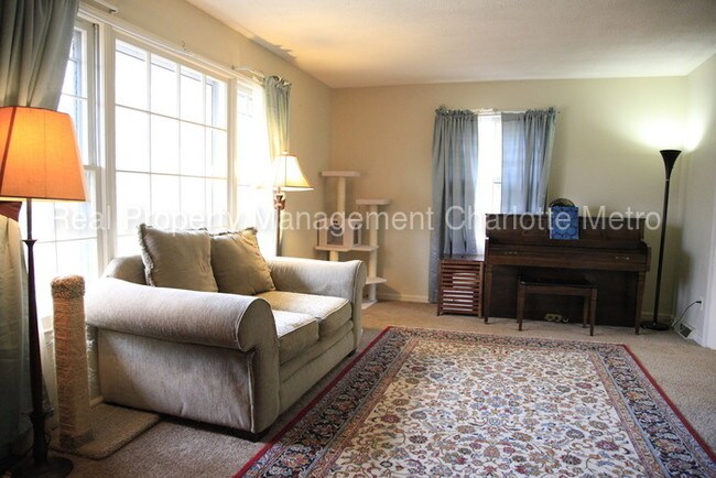 Building Photo - Spacious split level home, see today!