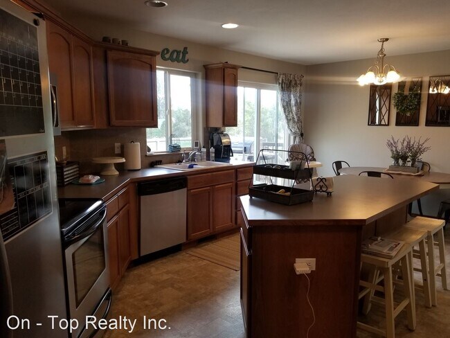 Building Photo - 6 br, 3 bath House - 702 E. Silver Pine Rd
