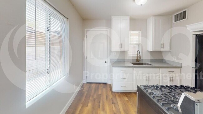 Building Photo - 2236 N 28th Pl