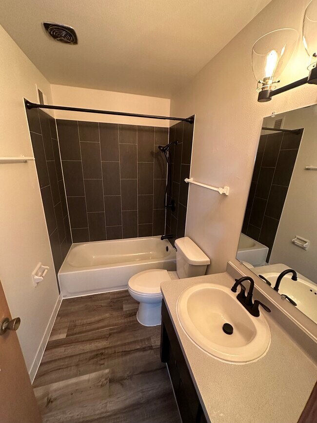 Foto del edificio - 214 S River St