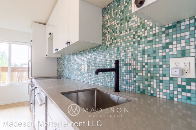 Foto del edificio - 2460 NE Northgate Way