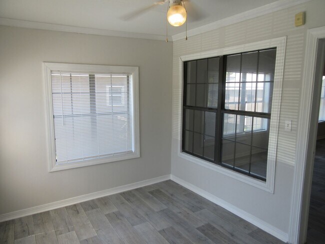 Foto del edificio - 803 E 10th Ct
