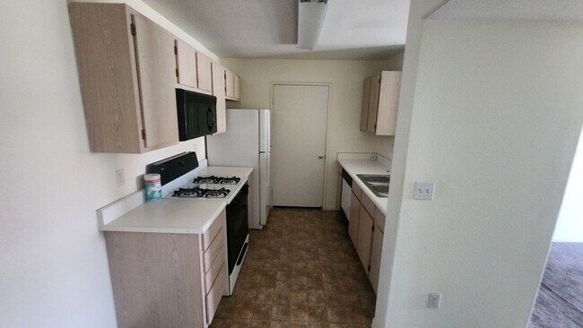 Building Photo - Fabulous 2nd floor condo with 1 bedroom, 1...