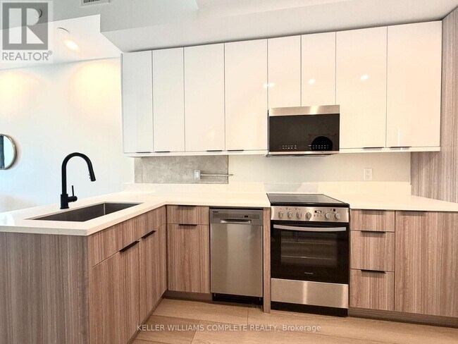 Building Photo - 169 James St S