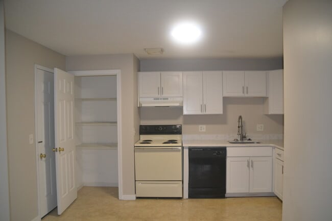 Building Photo - 2 Oak Hill Ln