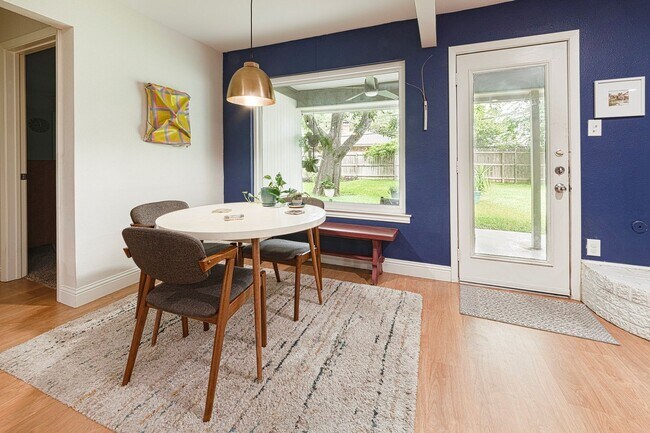 Foto del edificio - The Perfect Blend of Comfort, Style & Functionality in Ridglea Hills!