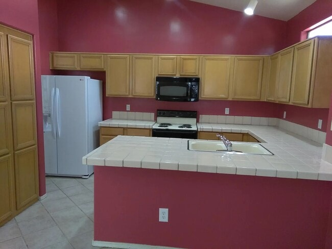 Building Photo - 1507 E Sunrise Way
