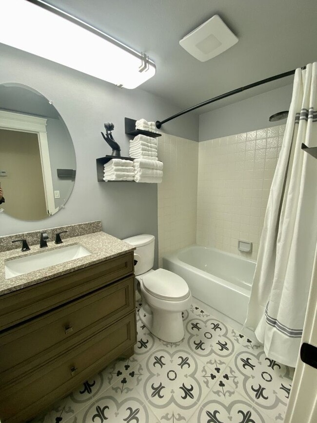 Building Photo - Camarillo- Stylish One Bedroom off Main House