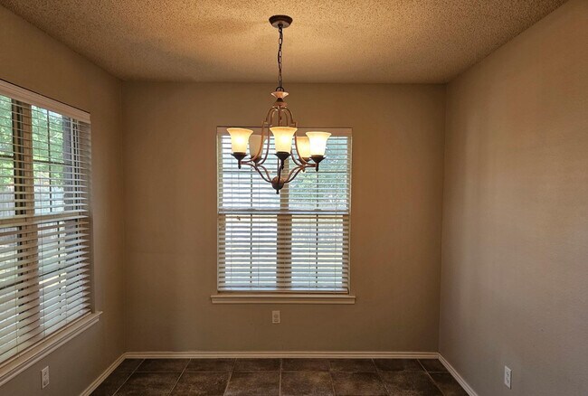 Foto del edificio - 9804 Ironton Ave