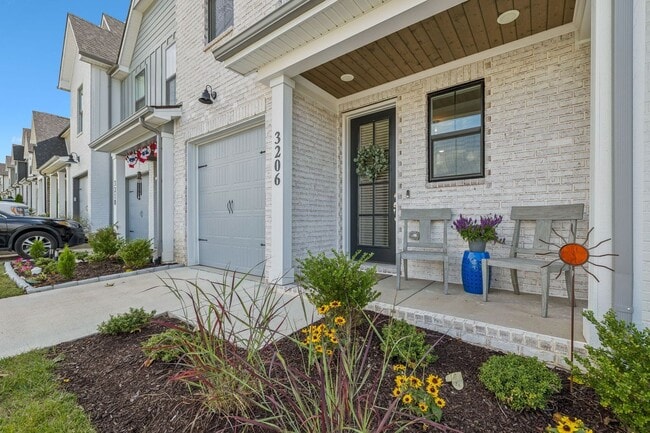 Building Photo - Like-new 3BR/2.5BA townhome in Canterbury!