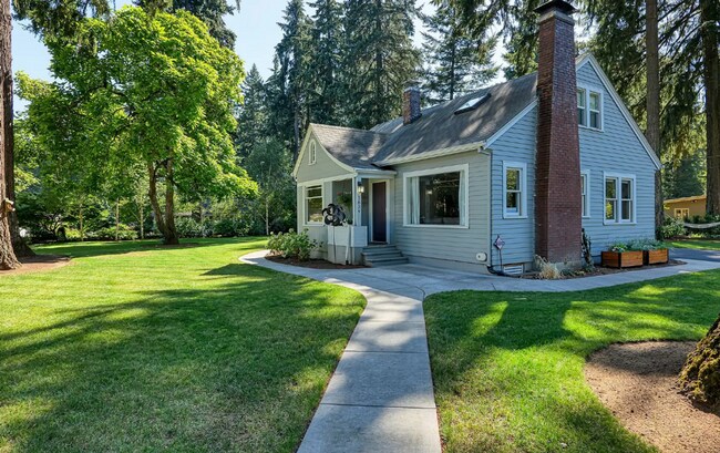 Building Photo - Gorgeous 1930's Lake Oswego Home Beautiful...