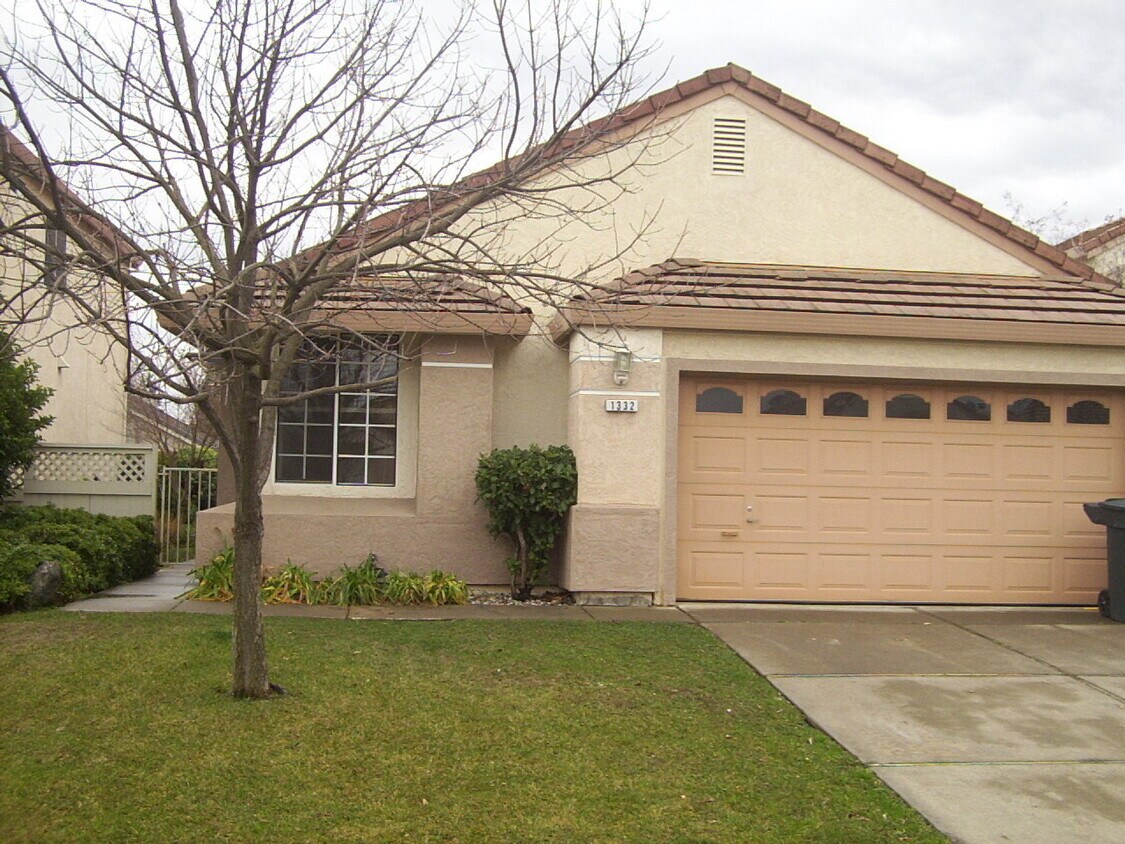 Primary Photo - 3 bed, 2 bath, 2 car garage in Roseville