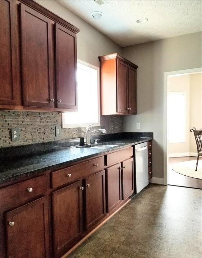 Building Photo - 4 Bedroom Home in Lynchburg