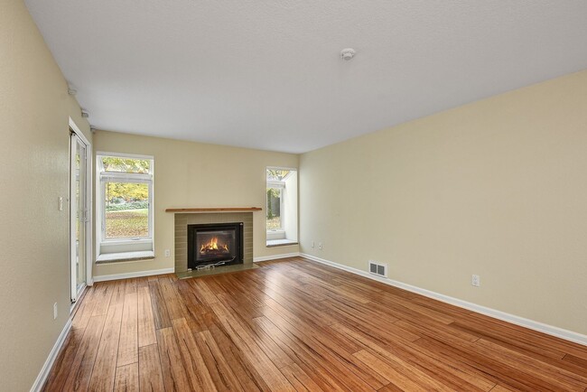 Building Photo - 2Bd/1.75Ba Redmond Condo