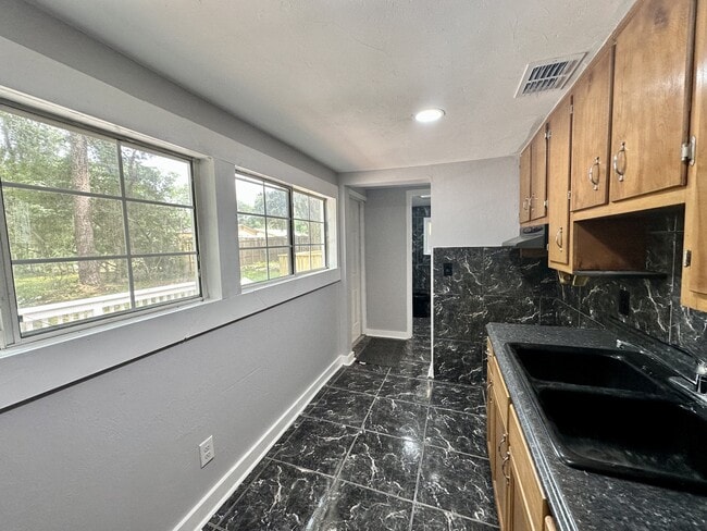 Building Photo - 3021 Creekwood Ln