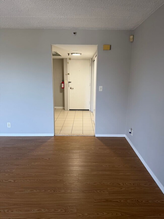 Building Photo - Studio, 1 Bath with Balcony Apartment - Ready for Move in!