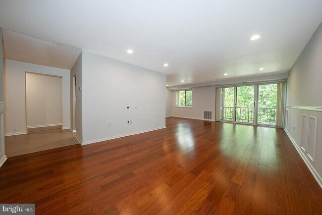 Building Photo - 1640 Oakwood Dr