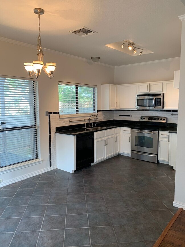 Building Photo - CUTE 3/2 WITH LOTS OF UPDATES IN THE DESIR...