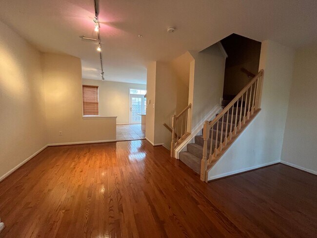 Foto del edificio - Spacious 3 BR / 2.5 BA Townhome in Washingtonian Center! End of Year Promotion! Enjoy half off yo...