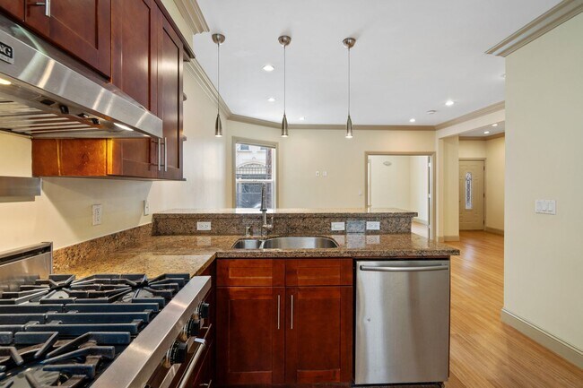 Foto del edificio - Heart of Hayes Valley - Updated 3 Bed, 2 B...