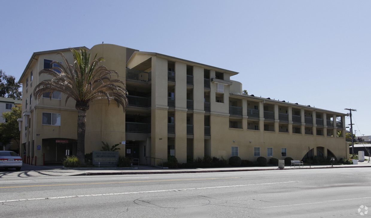 Building Photo - Lincoln Court