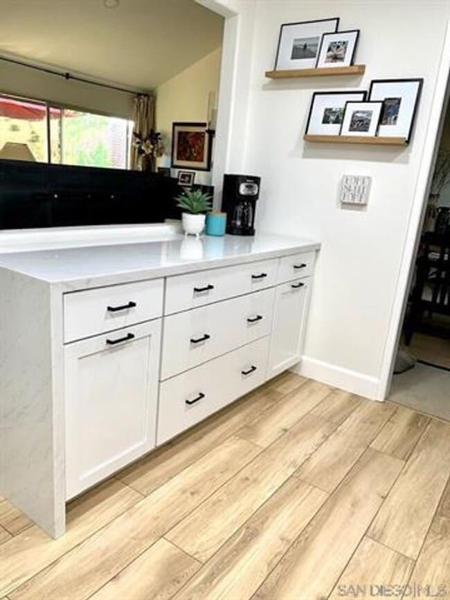 Foto del edificio - Beautiful Updated 2Br/2/Ba + Den W/ detach...