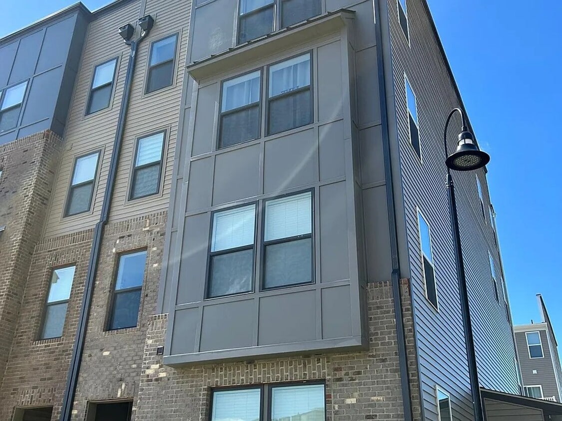 Foto principal - Stunning 3 Bed 2.5 Bath, Open Concept Town...