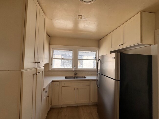 Foto del edificio - 4216 Woodlawn Ave
