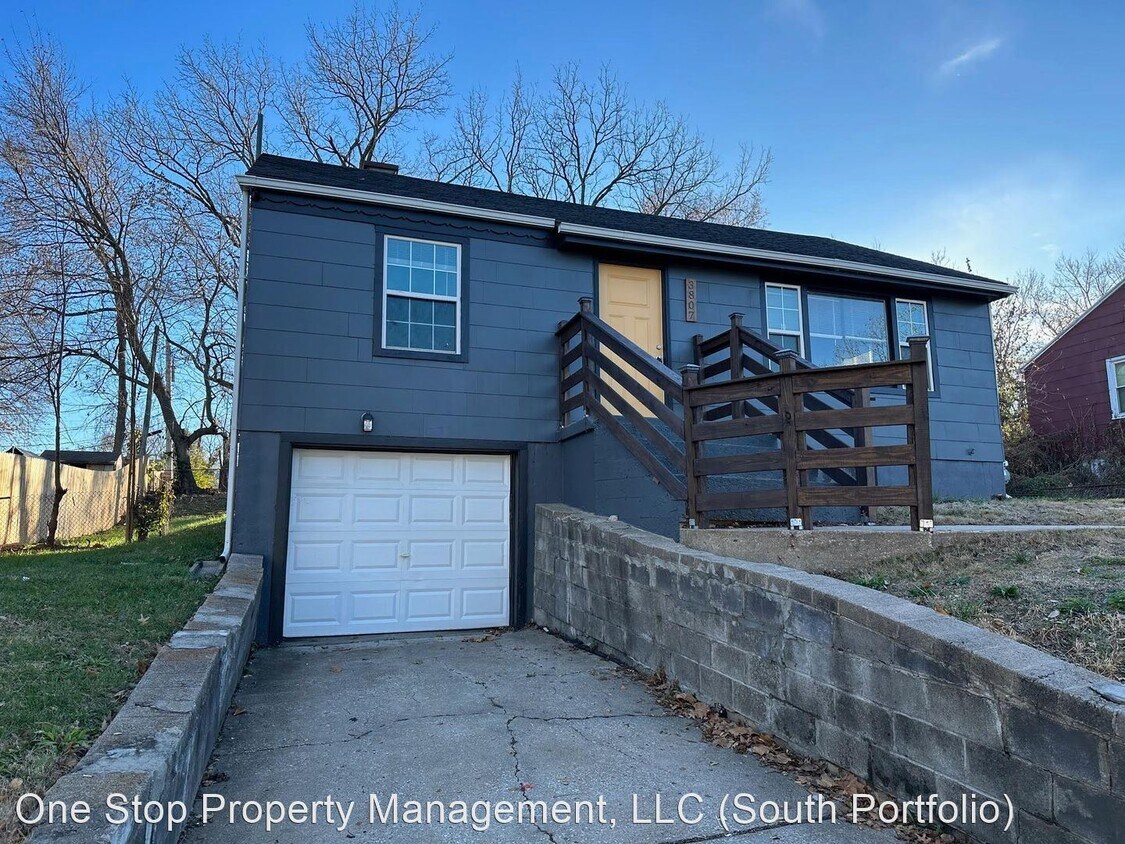 2 br, 1 bath House 3807 E 71st Ter House Rental in Kansas City, MO