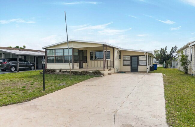 Building Photo - 7099 SE Bluebird Cir