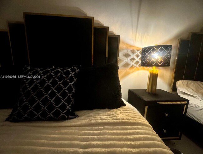 Building Photo - 100 Lincoln Rd