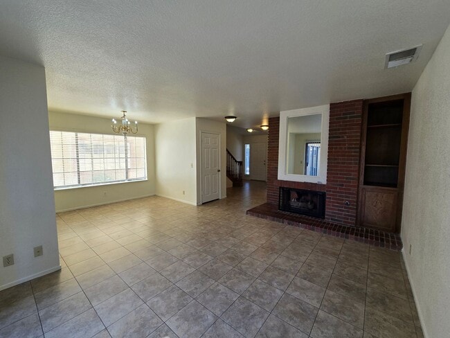 Building Photo - An Amazing Henderson 3 Bedroom Townhome!!