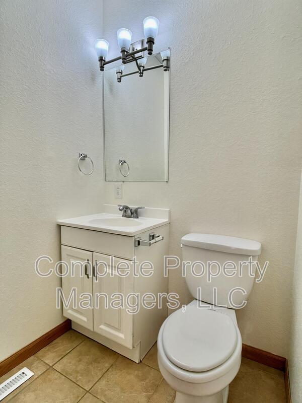 Building Photo - 917 James Ave