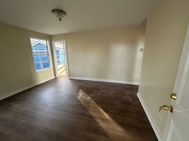 Foto del edificio - 3 Bedroom and 1 bath Central air and heat