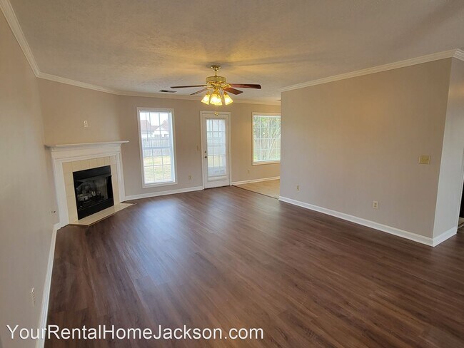 Building Photo - 3 br, 2 bath House - 8 Dearborne Cv
