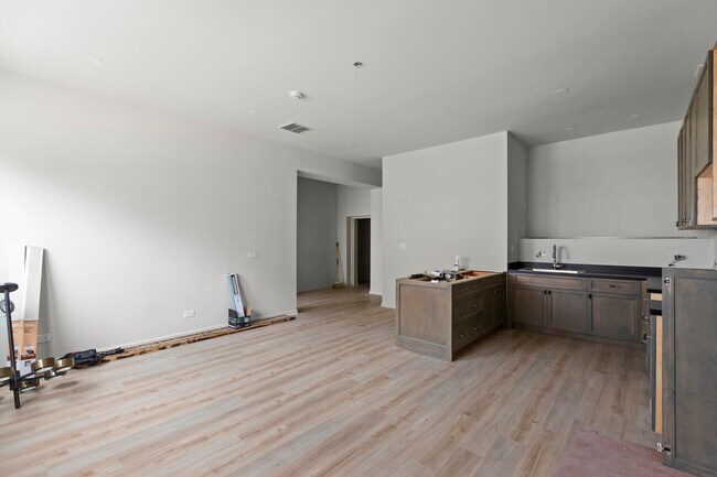 Building Photo - 3121 N California Ave